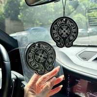 Meilleur prix forme de croix parfum de voiture accessoire de décoration logo personnalisé pendentif désodorisant de voiture en papier suspendu parfumé