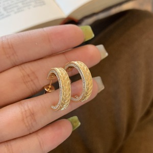 Orecchini a perno con trifoglio e perle, in stile retrò francese, con finitura spazzolata e diamanti, set di gioielli pesanti - Product Image 4