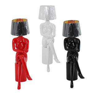 Mannequin de vitrine tendance avec tête en forme de lampe, <span class=keywords><strong>femme</strong></span> noire assise - Product Image 1