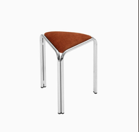 Tabouret triangulaire moderne de style international, revêtu de tissu, avec structure en acier inoxydable pour cafés, restaurants et petits appartements