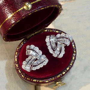 Orecchini E3309 in Oro Bianco con Diamanti Taglio Baguette Colore D Naturale Gioielli di Lusso per Donna - Product Image 5