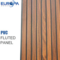 Les fabricants vendent bien des panneaux de plafond en PVC plastique décoratifs à rainures, couleur bois, haute brillance