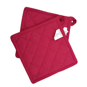 CHOU LINE - PAIRE DE PROTECTEURS DE POULTREYS EN COTON MATELASSÉ 18X18 CM ROUGE - Product Image 1