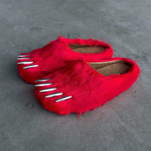 Mules <span class=keywords><strong>en</strong></span> <span class=keywords><strong>fausse</strong></span> <span class=keywords><strong>fourrure</strong></span> pour hommes avec logo personnalisé, motif patte d'animal et griffes métalliques, design artistique pour un style affirmé - Product Image 4