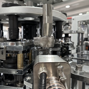 Gobelet en papier <span class=keywords><strong>automatique</strong></span> formant la Machine <span class=keywords><strong>de</strong></span> fabrication <span class=keywords><strong>de</strong></span> moteur <span class=keywords><strong>de</strong></span> boîte <span class=keywords><strong>de</strong></span> vitesses haute capacité 120-140 pièces/min 50/60Hz tension <span class=keywords><strong>prix</strong></span> Canada - Product Image 4