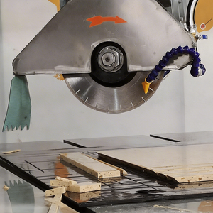 <span class=keywords><strong>Scie</strong></span> à pont automatique professionnelle à 4 axes contrôlée par PLC HQ 3220B pour la découpe de dalles de granit et de comptoirs, moteur 25 kW pour matériaux frittés - Product Image 5