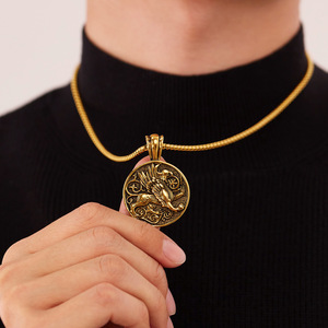 Nuova Collana 2026 con Pendente Rotondo Grifone in Stile Punk Hip-Hop Vintage Ispirato alla Mitologia Greca, in Acciaio Inossidabile Dorato da Uomo ALN2601001471 - Product Image 5