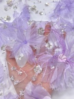 Tulle léger 2026 avec fleurs 3D, sequins, perles et accents de plumes pour la confection de robes de soirée