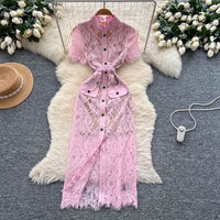 Robe midi élégante en dentelle rouge à col montant et manches courtes avec ceinture pour femme, idéale pour les fêtes et le quotidien