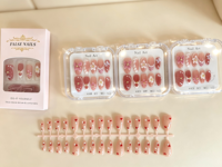 Faux ongles à presser nude rose, forme amande moyenne, avec motifs 3D fleur de lys rose, French, léopard, zèbre, perles dorées, faits main