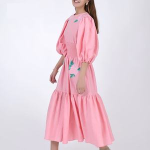 เดรสผ้าลินินคอตตอนคุณภาพสูงขายดี แต่งชายกระโปรงแบบเลเยอร์ ปักลายดอกไม้ กระโปรงยาวทรงแม็กซี่ แขนพองทรงมิดิ สำหรับผู้หญิง - Product Image 2