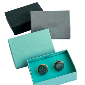 Cajas de cartón rígido verde para joyería, embalaje prémium de eslabones de acero inoxidable - Product Image 1
