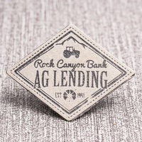 Étiquettes personnalisées en cuir écologique pour jeans et casquettes de camionneur, avec logo gaufré, pressées à chaud, coupe droite, couleur personnalisée, vente en gros directe usine