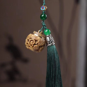 Llavero de sándalo verde hueco de 2.8x2.5cm, colgante aromático para coche, cadena para bolso/teléfono, diseño tradicional - Product Image 1