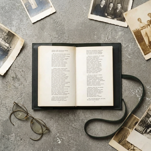 Funda de cuero para libros con correa y grabado artesanal para libros clásicos - Product Image 4