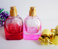 Bouteille de parfum carrée en verre de 50ml 100ml bouchon à vis à l'épreuve des enfants pulvérisateur à pompe facile sous-bouteille vide diffuseur de Volume vente en gros