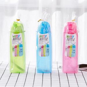 Bouteille d'<span class=keywords><strong>eau</strong></span> de sport en plastique givré coloré avec bouchon rabattable anti-fuite de 6*6*22,5 cm 550 ml pour la salle de sport - Product Image 2