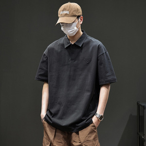 เสื้อยืดดีไซน์เนอร์แบบดรอปชิปปิ้ง สกรีนโลโก้สไตล์อเมริกันเรโทร แขนสั้น เนื้อผ้าหนา ใส่สบาย ใช้งานได้หลากหลาย ทันสมัย สีดำ แบบโปโล - Product Image 1