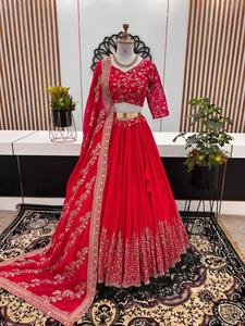 Ensemble Lehenga Choli traditionnel indien spécial Navaratri, en Faux Georgette lourd avec broderie et travail de sequins. - Product Image 3