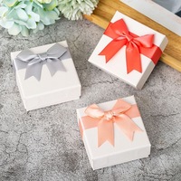 Boîte à bijoux en papier avec nœud papillon, emballage cadeau blanc en carton pour collier en forme de cercle