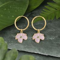 Boucles d'oreilles créoles Aloha style insulaire rose pastel émail fleur tropicale, en acier inoxydable durable, bijoux hawaïens pour femme
