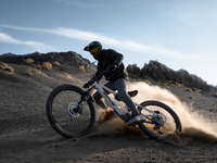 Vélo de montagne électrique à suspension intégrale noir modèle 2027 Amflow, vélo électrique Amflow Ebike MTB