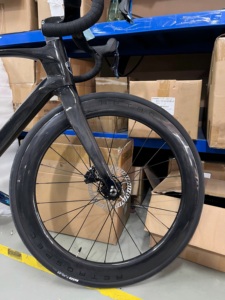 Vélo de route haut de gamme en fibre de carbone 3K avec transmission sans fil à 24 vitesses et jeu de roues en carbone 700C pour le cyclisme de compétition - Product Image 2
