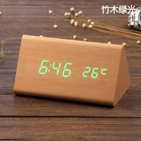Di alta qualità LED sveglia digitale ufficio elettrico Monitor di temperatura di umidità per la casa triangolo decorativo tavolo in legno vendita calda