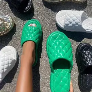 Sepatu selop wanita desain baru, sepatu modis sol tebal Musim Panas 2024