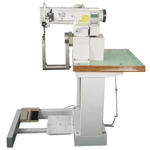 Machine à coudre industrielle automatique pour produits en cuir et sacs à chaussures, avec alimentation par rouleau rotatif à 180 degrés et moteur à chaîne à aiguilles - Product Image 1