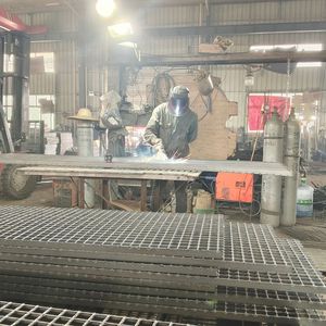<span class=keywords><strong>Grille</strong></span> de chemin de circulation industrielle en acier galvanisé hautement personnalisable, robuste et résistante aux charges lourdes, pour usage <span class=keywords><strong>extérieur</strong></span> durable - Product Image 2