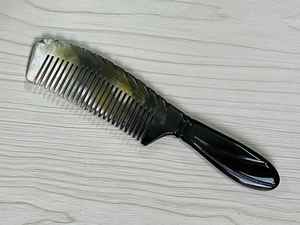 Peigne à cheveux naturel en corne de buffle, artisanat traditionnel, offrant un coiffage sans effort, une élégance authentique et une fiabilité garantie. - Product Image 4