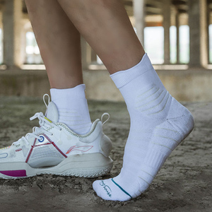 Chaussettes de basketball personnalisées pour hommes, chaussettes d'équipe avec soutien de la cheville et évacuation de l'humidité pour les matchs et l'entraînement, avec logo personnalisé - Product Image 1