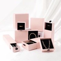 OEM boîte à bagues noire de taille personnalisée avec doublure en éponge vitrine de bijoux haut de gamme boîte cadeau de gaufrage pour bague bracelet collier sac