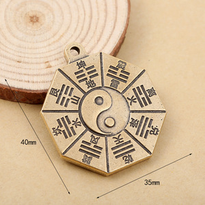 Colgante de latón Bagua Feng Shui de 40 mm x 35 mm, amuleto para llavero de coche, estilo retro - Product Image 1