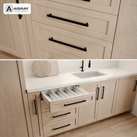 Meuble de cuisine avec portes en PVC thermoformé, design de rangement personnalisé style Shaker, idéal pour projets d'appartements et avec rangement par tiroirs