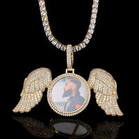 Collier pour homme en zircon avec pendentif personnalisé en forme d'ailes d'ange rondes glacées à la mode