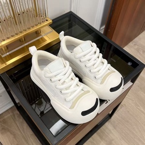 Calzado Deportivo de Lujo con Cordones de Malla, Personalizado por Diseñadores de Marca, de Alta Calidad, Moderno y Duradero, con Amortiguación - Product Image 1