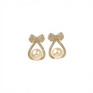 Boucles d'oreilles clous nœud papillon plaqué argent, perle de culture d'eau de mer, moissanite sertie griffe, bijoux unisexes mignons pour fiançailles et fêtes - Product Image 1