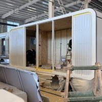 Maison modulaire familiale de 2 chambres, type capsule, avec cuisine complète, unité de logement préfabriquée spacieuse en conteneur pour usage résidentiel