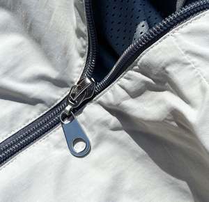 ชุดกีฬาผู้ชายแบบมีฮู้ด แจ็คเก็ตไนลอนกันลม แห้งเร็ว สีสันตัดกัน ซิปหน้า พร้อมกางเกงขายาว - Product Image 4