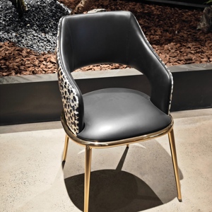 Chaises de salle à manger durables au design moderne et luxueux, en tissu imprimé léopard et avec structure métallique, pour hôtels et restaurants, ensemble de table à manger - Product Image 1