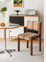 Chaise de salle à manger en bois massif de style français du milieu du siècle, avec dossier rembourré et revêtement en lin, design durable