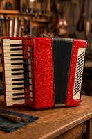 Feuille de cellulose marbrée rouge pour la réparation d'accordéons, la restauration d'instruments anciens et la fabrication artisanale de luthiers - Placage authentique en nitrocellulose