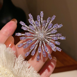 Deslumbrante Broche de Fuegos Artificiales Color Lavanda ~ Hermoso Corsage de Flor Violeta Etérea, Pin Vintage - Product Image 1