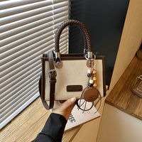 Sac à main élégant pour femme, design décontracté avec empiècements, sac personnalisé avec pendentif breloque, idéal pour le shopping et les rendez-vous
