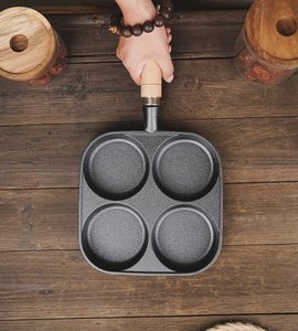 Poêle à frire antiadhésive en fonte pré-culottée à quatre trous avec manche en bois pour la cuisson du petit-déjeuner - Product Image 6
