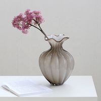 Bixuan Vases en verre soufflé à la main à volants Vert pastel Marron taupe avec bord contrastant pour la décoration intérieure Arrangements floraux