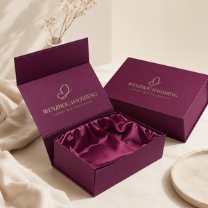 <span class=keywords><strong>Caja</strong></span> Rígida Magnética <span class=keywords><strong>de</strong></span> una Pieza Color Vino Tinto con Forro Interior <span class=keywords><strong>de</strong></span> Satén para Empaque <span class=keywords><strong>de</strong></span> Pelucas Premium y Accesorios <span class=keywords><strong>de</strong></span> Lujo - Product Image 1