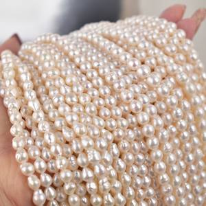 Petites perles d'eau douce baroques en vrac 5-6 mm, couleur blanc rose, perles naturelles avec effet froissé - Product Image 4